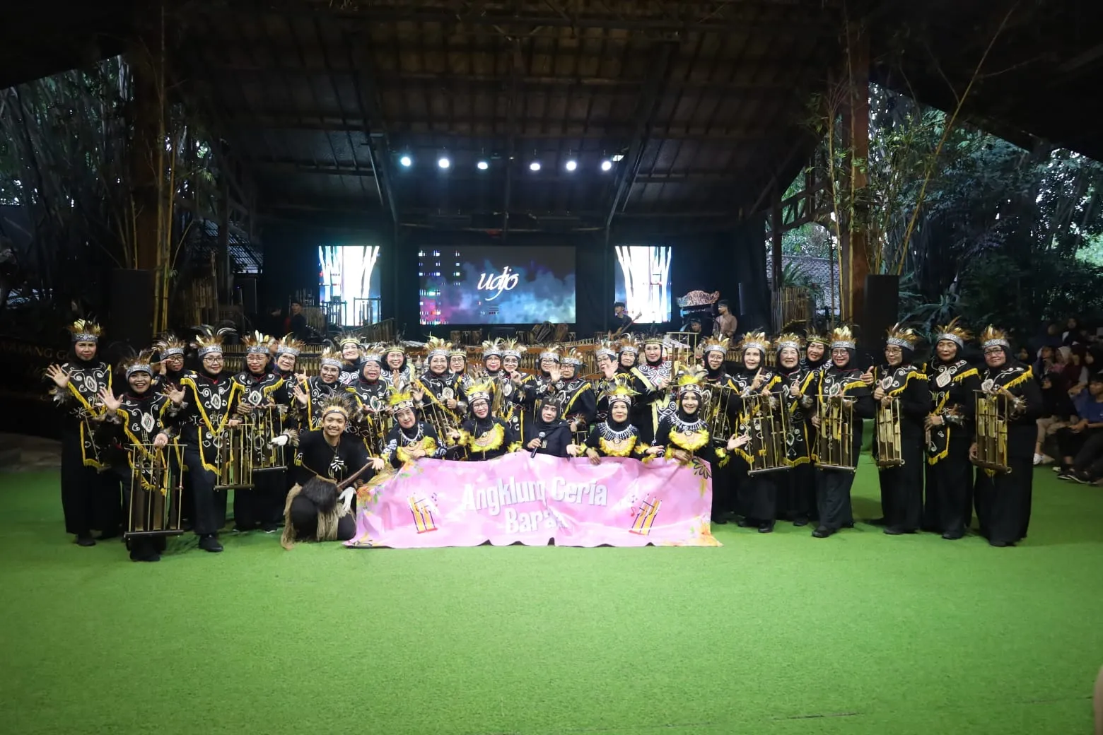 Foto penampil Angklung Ceria Barata
